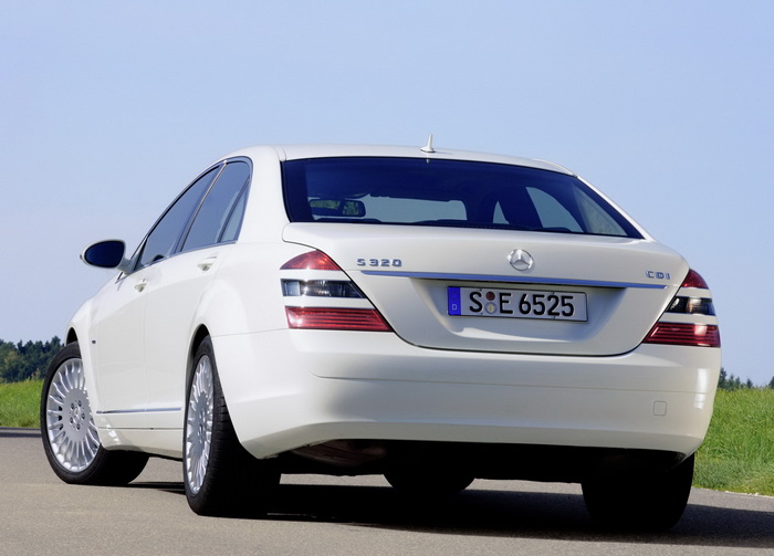 If you think the Mercedes S320 cdi looks good in white (which it does), you should see what it looks like in black.